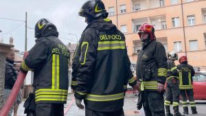 Voghera, corto circuito scatena un incendio nel condominio: 10 appartamenti evacuati, soccorsa un’anziana intossicata dal fumo