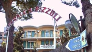 «Sei anoressica per colpa del vaccino», il padre la riduce in fin di vita: 58enne arrestato a Ischia