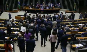 Que trabalheira, deputado! Você precisa de 143 funcionários!
