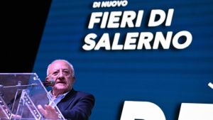 La ‘manita’ di De Luca: “Più longevo di Stalin (nonostante il Pd)”. Sceriffo o ‘principe dei cacicchi’, è l’highlander