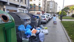 Langreo recurre a Cogersa para intentar aliviar la acumulación de basura en los contenedores tras estropearse dos camiones municipales de recogida