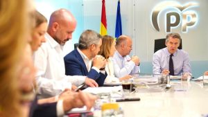 Génova intenta alejar el foco de la moción de censura aunque crecen las voces en el PP que presionan a Feijóo