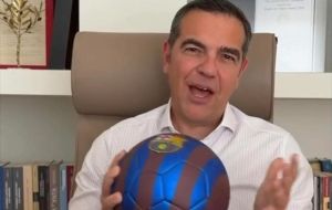 Κόμμα Τσίπρα: Μπαρτσελόνα, Νέος Πανιώνιος ή μήπως… Μινωική;
