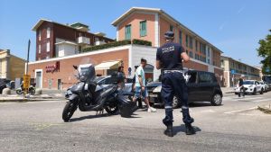 Livorno, travolto in piazza Mazzini mentre è in scooter con la madre