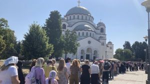 Hiljade ljudi ispred Hrama Svetog Save i danas čeka da se pokloni Pojasu Presvete Bogorodice (FOTO)