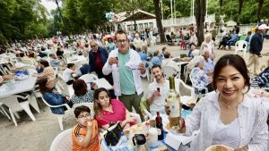 Oviedo celebra el Martes de Campo: 5.900 bollos preñaos y botellas de vino para una de sus fiestas más preciadas