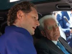 Mattarella sale a bordo della nuova Ferrari Luce al Quirinale