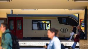 Al menos 4 muertos tras chocar un autobús escolar contra un tren de pasajeros en Bélgica