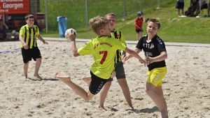 Der neue Sport-Treffpunkt punktet: Handball auf Sand unter hochsommerlicher Sonne