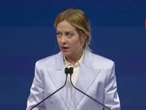 Meloni cita Virgilio ad Assemblea Confindustria: Così si sale alle stelle