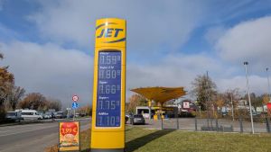 Betrunkene Frau löst Riesenstreit an Tankstelle aus – und greift Beamte an