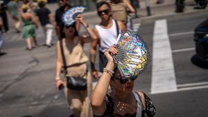 La llegada del calor extremo avanza un mes el verano y acaba con el entretiempo