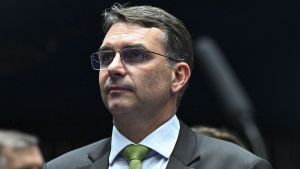 Foto com Trump não vai resolver problema de Flávio