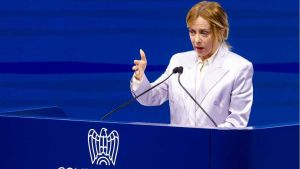 Meloni a stella: la Confindustria la acclama, Schlein e Conte assenti. Viaggio