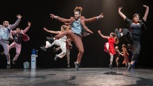 « Badkeh(remix) », d’Ata Khatab et Amir Sabra : aux Rencontres scénographiques de Saint-Denis, la dabkeh palestinienne pour résister au génocide à Gaza
