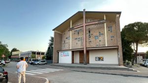 Il prete trova una pistola in chiesa, arrivano i carabinieri