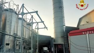 Reggiolo, fiamme al silos della resina