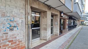Un hombre se atrinchera dos horas en un piso de Piedras Blancas, tras amenazar a su padre con un cuchillo: 