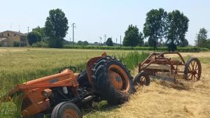 Bagnolo, finisce nel fossato col trattore