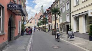 Streit um E-Scooter in Fußgängerzone: Erwachsener schlägt 13-Jährigen ins Gesicht