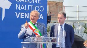Brugnaro al Salone nautico: «Io a Roma? Ora vado a piantare l’orto»
