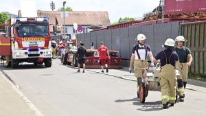 Schwarze Rauchsäule über Wohngebiet versetzt Feuerwehr in höchste Alarmstufe