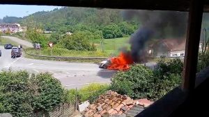 Susto en Candás: arde un coche en la rotonda de entrada a la villa y obliga a desviar el tráfico por el paseo marítimo