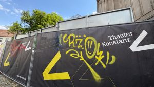Graffiti geben Rätsel auf: Unbekannte beschmieren Anlagen des Münsterplatz Open Airs