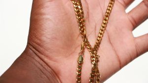 Tenta di sedurlo per strappargli la collana d’oro, il gioiello si impiglia, l’anziano urla: arrestata