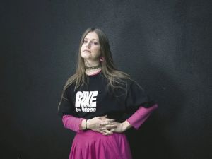 « J’explique comment le cerveau et le trauma fonctionnent » : Louisadonna, psy et chanteuse pop pour femmes victimes de violences