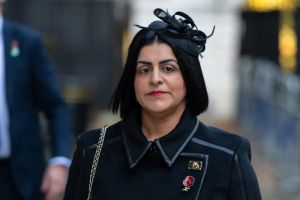 Au Royaume-Uni, la ministre de l’Intérieur Shabana Mahmood assume sa politique migratoire brutale et xénophobe