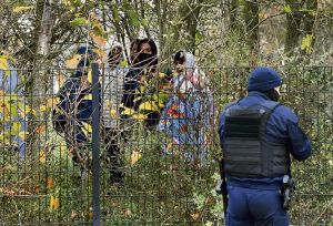 Immigration : « Tu peux aller chercher ta nourriture et, au même moment, on est en train de saisir ta tente », à Calais, l’humanité arrachée par l’État