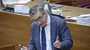 Rovira avivó el caos en las aulas, ahora administra el dinero para remediarlo