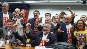 Viva o povo brasileiro! Comissão Especial da Câmara aprova fim da escala 6×1; 4 deputados votaram contra