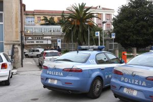 Livorno, si barrica dentro la sala gessi del pronto soccorso: denunciato
