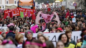Racconta gli abusi del padre orco:«Mi ha distrutta. Ragazze, ribellatevi»
