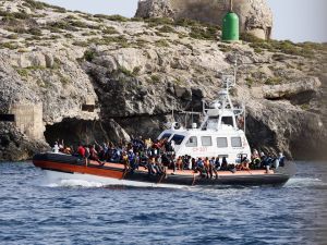 Sinistra in tilt: i turisti no, gli immigrati sì