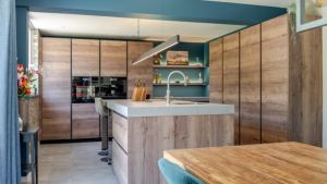 Keuken in Assen met warme kleuren en een strak ontwerp