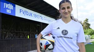 Auf dem Fußballplatz lässt sie sich nicht den Ball vom Fuß nehmen