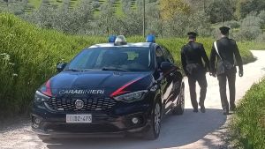 Perde il controllo dell'auto e sfiora due ragazzini in bici: era ubriaco