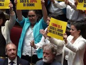 Flash mob M5S con cartelli in Aula su divario genere e occupazione femminile