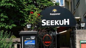 Betrunkene wollen der „Seekuh“ das Maskottchen stehlen – sie landen in Polizeizellen