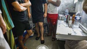 « Il nous font écarter les fesses et si tu refuses de montrer ton cul et d’enlever ton tampon, c’est le mitard direct » : un rapport alerte sur les conditions de détention en France