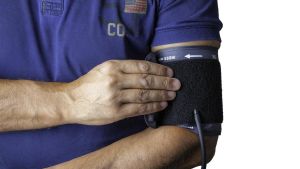 Pressione bassa per il caldo? Sintomi da riconoscere e cosa fare per alzarla subito. Quando preoccuparsi