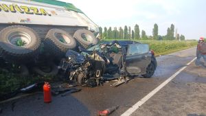 L’auto si schianta contro il rimorchio di un trattore, chiusa la strada tra Belgioioso e Linarolo