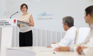 Ayuso insiste en resucitar el Zendal: “Refleja el nerviosismo del PP con un error histórico”