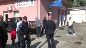 Prvi dan izborne kampanje: Kosovski ministri zatvaraju srpske institucije, Srpska lista održava miting