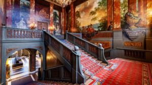 De wandschildering rond de staatsietrap van Paleis Het Loo herbergt een politieke boodschap