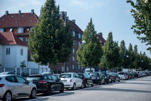 Frederiksberg-politiker er træt af »luksusbiler«, der optager p-pladser i byen: Hvor er respekten?