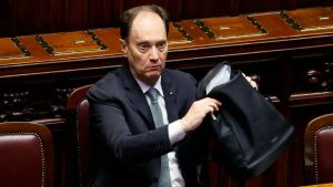 Il ministro Ciriani: «Electrolux deve ritirare il piano, poi discuteremo»
